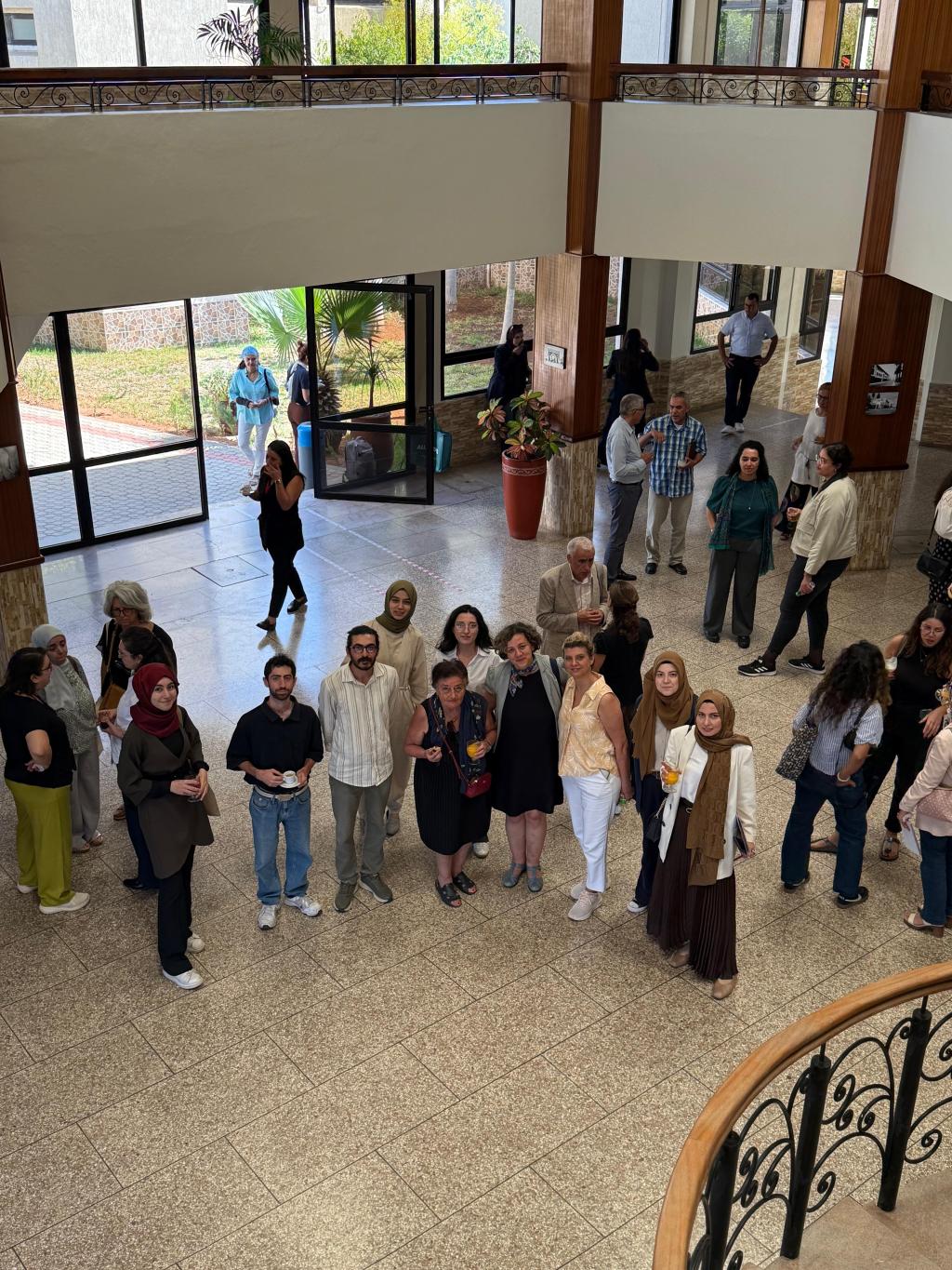 TOYGAR ekibi, 27 Eylül 2025’te Fas’ta düzenlenen KERPIÇ’25 – Uluslararası Toprak Yapı ve Mimari Miras Konferansı’nda bildirilerini sundu. Etkinlikte, sürdürülebilir yapı malzemeleri, geleneksel yapı teknikleri ve toprak mimarinin geleceği üzerine yapılan sunumlarla Türkiye’den önemli bir akademik temsil sağlandı.